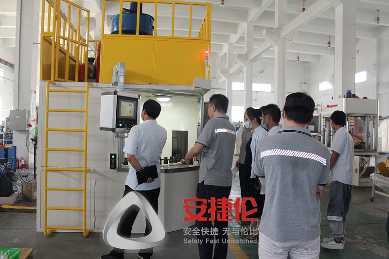 噴膠機