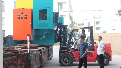【噴膠機發貨】蘇州橡膠金屬減震客戶訂購的自動噴膠設備發貨