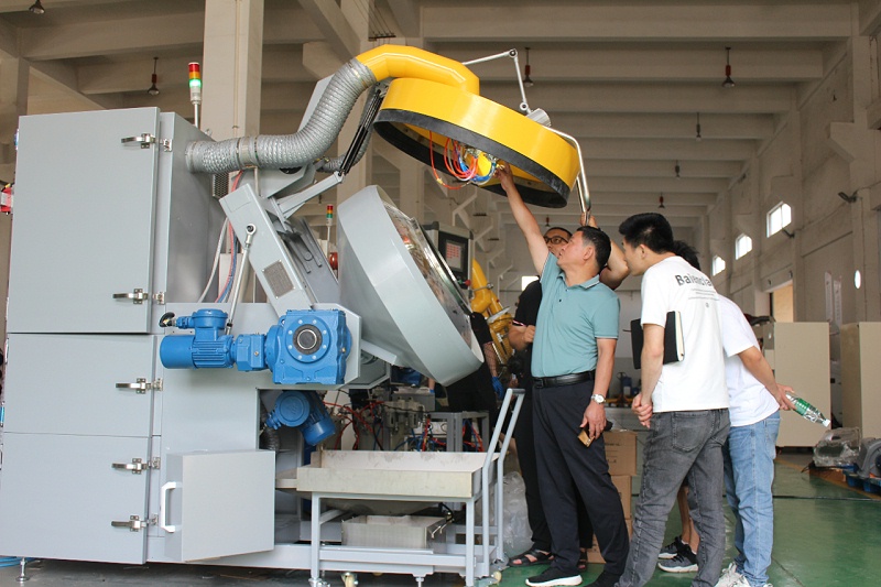 客戶參觀自動滾噴機