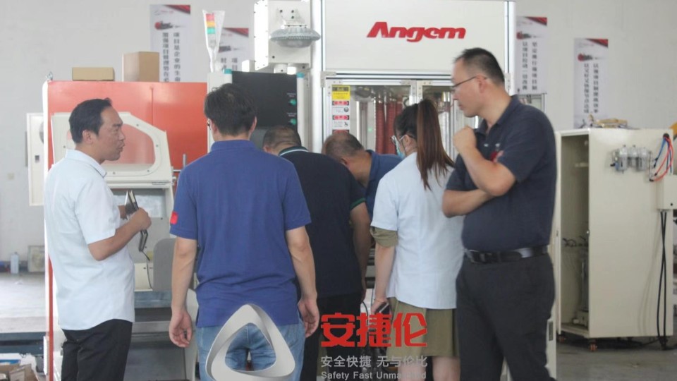 山東汽車配件客戶來訪，參觀蘇州安捷倫自動噴涂設備